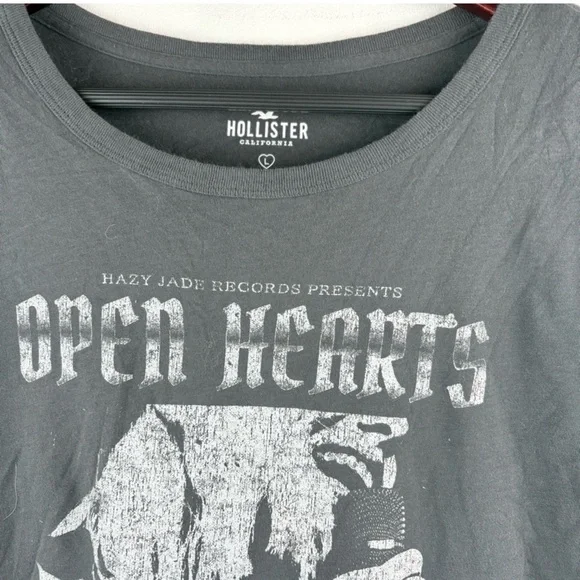 Hollister Women’s Open Heart Graphic Baby Tee Shirt Size Large Biker Grunge Punk - Picture 3 of 3
